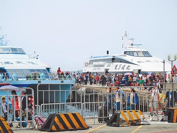 端午節連續假期,澎湖海上船班全數取消,交通大亂。(陳可文攝)