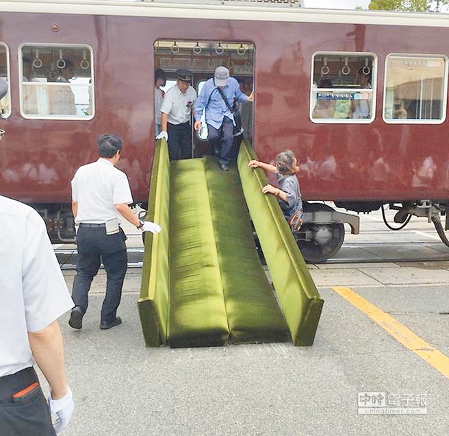 在地震迫使許多列車停駛期間，有列車長沉著鎮定地將座椅拆下，給乘客當作「逃生梯」使用，井然有序地疏散避難。（摘自日本民眾推特影片）