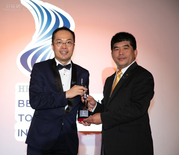永慶房屋總經理吳良治代表領獎(右)，由《HR Asia雜誌》所屬BMI集團(Business Media International)總編輯William Ng(左)親自頒獎。（好房網新聞中心）