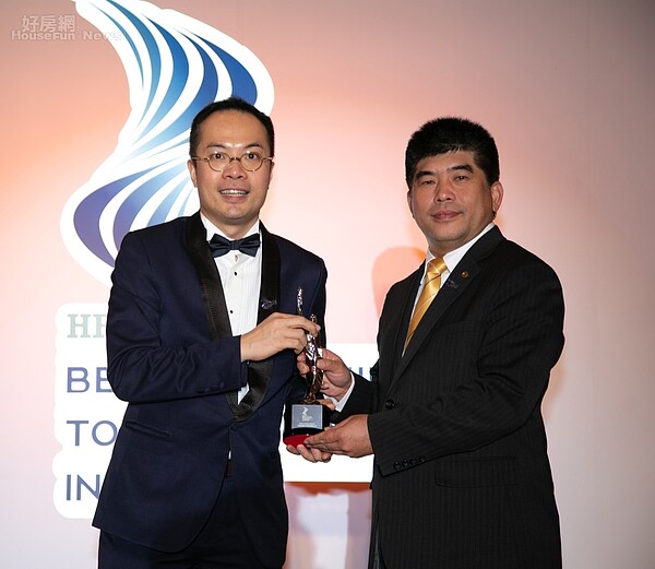永慶房屋總經理吳良治代表領獎(右),由《HR Asia雜誌》所屬BMI集團(Business Media International)總編輯William Ng(左)親自頒獎。(好房網新聞中心)