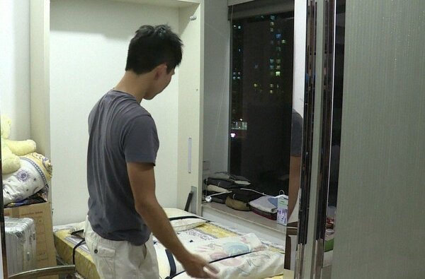 香港房價高昂，2年前西營盤區一棟空間小到必須使用多功能床組的約8.2坪小宅，房價是台幣2300萬元。擷自法新社影片
