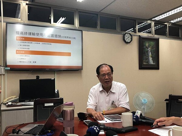 北市交通局副局長鄭佳良今出面解說現行票價運作。記者陳靖宜/攝影