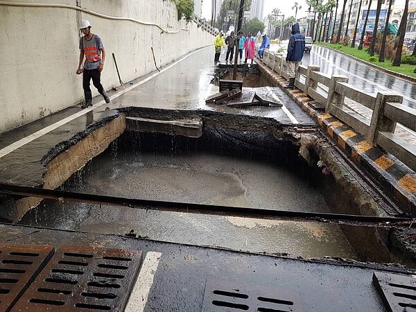 台南市林森路地下道一早發生坍陷，工務局緊急出動灌漿搶救。圖／工務局提供