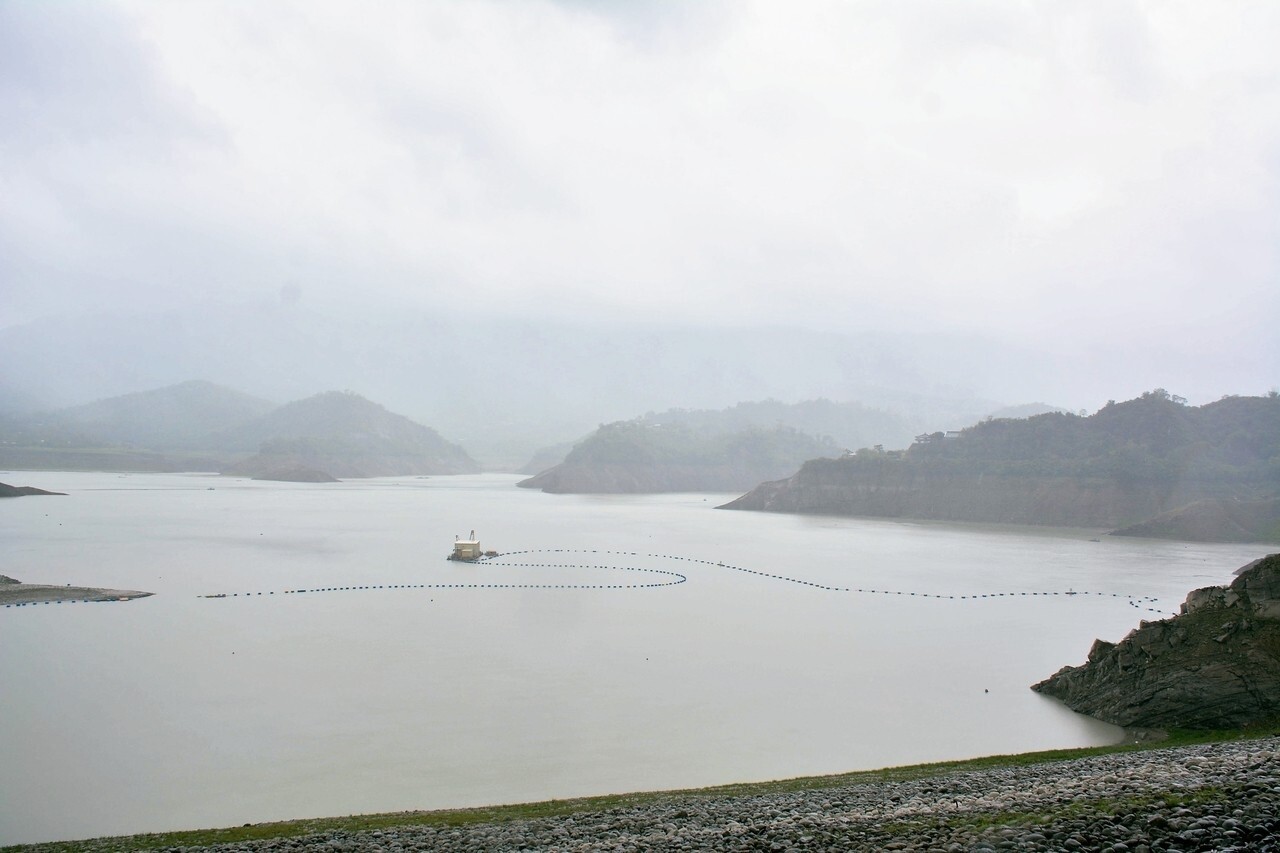 曾文水庫集水區昨降雨轉強，單日雨量破百，為水庫帶來可觀進水。 記者吳淑玲／攝影