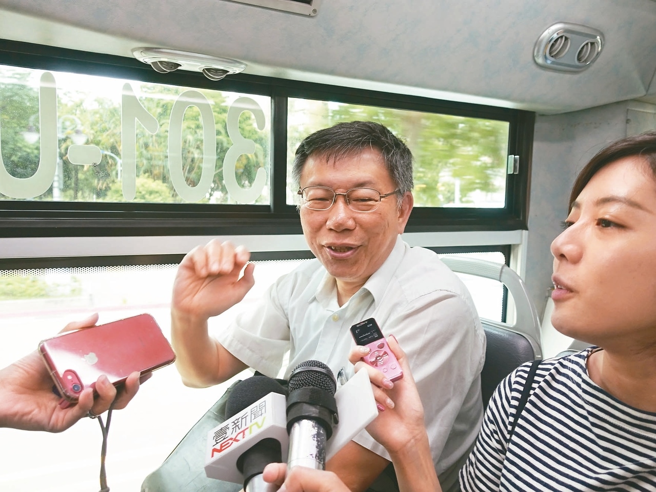 1280元公車月票爭議持續延燒，台北市長柯文哲（左）昨說，到底怎麼做要有SOP，要有明確計算公式。 記者邱瓊玉／攝影