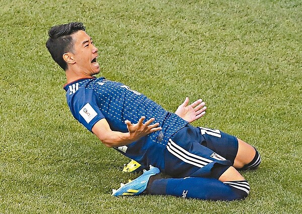 香川真司十二碼罰踢,攻進日本第一球。 美聯社