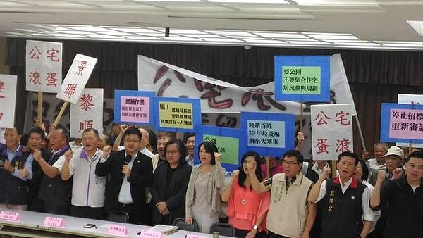 北市府有意興建三興段公宅遭周邊居民反對,擔憂蓋公宅會讓壅塞交通雪上加霜。(王超群攝)