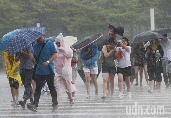 中央氣象局發布嘉南高屏豪雨特報。聯合報系資料照
