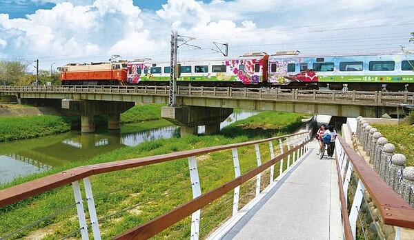 「阿公店溪園道景觀改善工程」融入岡山特色並打通鐵路兩側藩籬,獲2018建築園冶獎肯定。 圖片提供/高雄市政府工務局