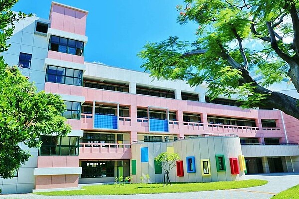 瑞豐國小充滿童趣的校園景統,獲2018年建築園冶獎。 圖片提供/高雄市政府工務局