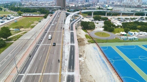 新北市中和到台北市萬華的華中橋匝道銜接水源快速道路工程，該側機慢車道最快6月底可通車，但銜接水源快速道路工程得等到11月。 圖／安倉營造提供
