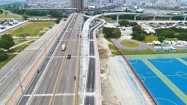 新北市中和到台北市萬華的華中橋匝道銜接水源快速道路工程,該側機慢車道最快6月底可通車,但銜接水源快速道路工程得等到11月。 圖/安倉營造提供