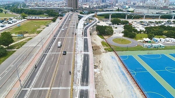 新北市中和到台北市萬華的華中橋匝道銜接水源快速道路工程，該側機慢車道最快6月底可通車，但銜接水源快速道路工程得等到11月。 圖／安倉營造提供
