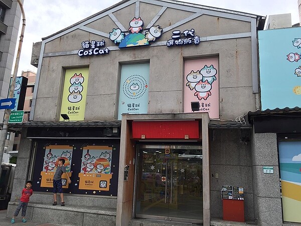 羅斯福路三段316巷口的胡同大媽燒肉店、發福廚房餐廳接連倒閉或撤點,改由夾娃娃機店入住。圖/黃靖惠攝