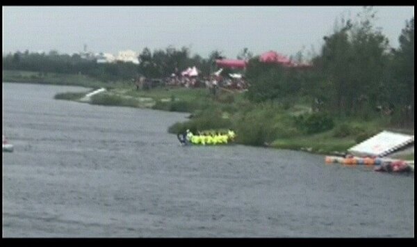 龍舟撞上岸邊後再折返比賽水道,繼續追趕。記者蔡維斌/翻攝