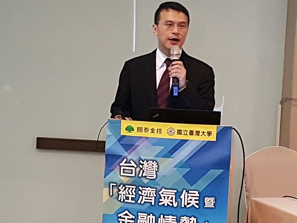 國泰台大團隊成員、中央大學經濟系教授徐之強說,他不預測明天央行會不會升息,但有「3大原因」讓央行有升息壓力。記者孫中英/攝影