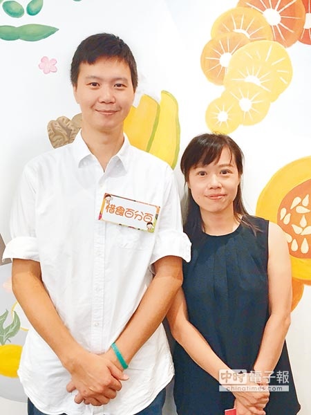原粹蔬食作創辦人簡鉉堼（左）、柯詩語，一同從烘焙業轉而投入經營惜食餐廳。（洪安怡攝）