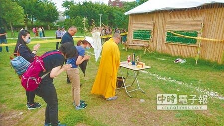 北市華山分屍案，死者妹妹及好友20日下午重回命案現場的野居草堂招魂。（謝明俊攝） 