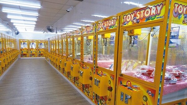 近期以高租金搶攻大街小巷的夾娃娃機，因快速成長，已列為今年娛樂稅查核重點。 報系資料照