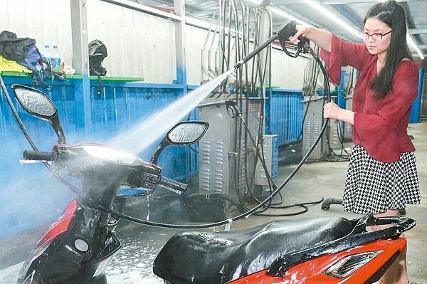 近來水價是否調漲成為外界關注議題,台灣自來水公司董事長郭俊銘昨天表示,「台灣水價真的太便宜了」,並透露明年可能針對六十度以上的工商用水調漲。圖為民眾自助洗車。 圖/聯合報系資料照片