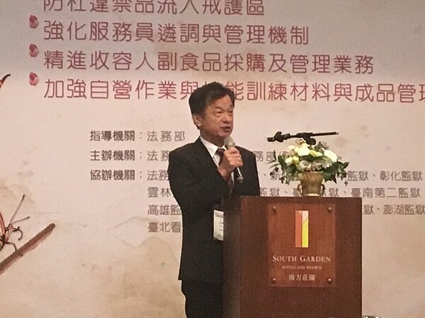 法務部長邱太三參加矯政署論壇前接受媒體訪問,強調執行死刑有一定程序和法令。記者鄭國樑/攝影