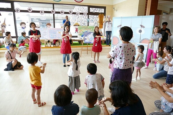 防腸病毒,新北市衛生局帶領親子藉由互動學習漂白水配製及玩具消毒的正確方式。圖/新北市衛生局提供