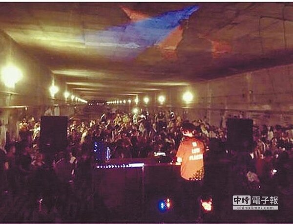 華山引道之前曾出借電影《總鋪師》拍攝,但「野青眾」違法在引道辦活動,台鐵已向鐵路警察局報案。(翻攝網路)