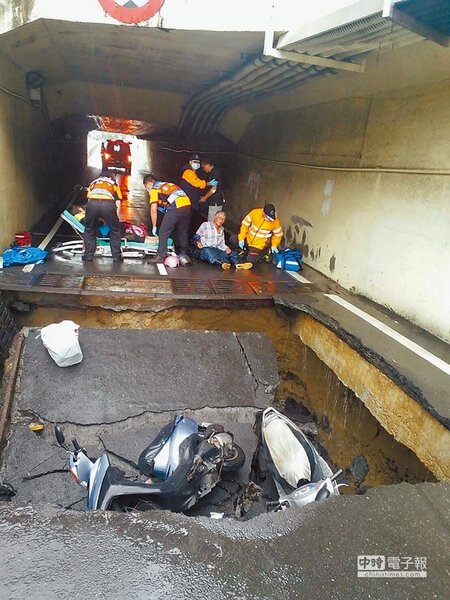 台南市東區林森路地下道西向機車道傳出塌陷後，消防人員前往現場搶救受傷騎士。（洪榮志翻攝）