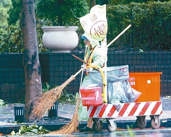 為加強取締亂丟垃圾，北市環保局鎖定車流量大的路口，派稽查人員攝影取締。 圖／聯合報系資料照片
