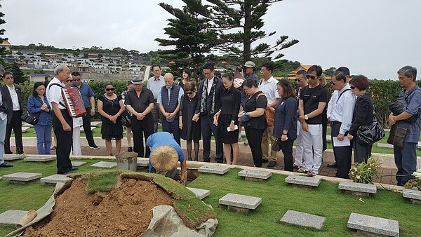 傅家親友把傅達仁骨灰安葬在平安園。記者林怡秀/攝影