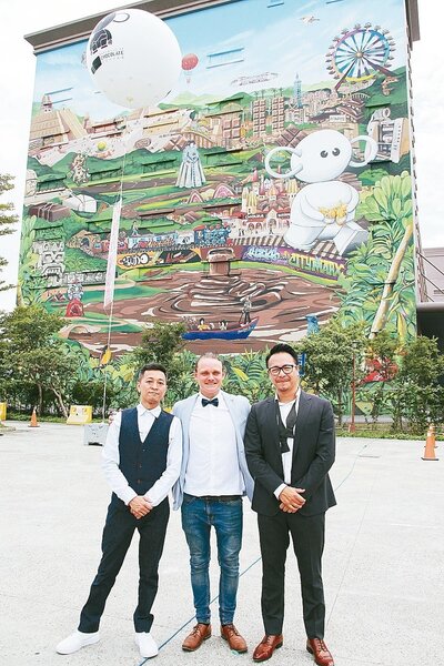 荷蘭籍藝術家Fleks（中）受邀為桃園「巧克力共和國」打造高7層樓、號稱北台灣最巨型的彩繪藝術牆。 記者許政榆／攝影