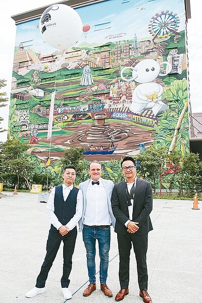荷蘭籍藝術家Fleks(中)受邀為桃園「巧克力共和國」打造高7層樓、號稱北台灣最巨型的彩繪藝術牆。 記者許政榆/攝影