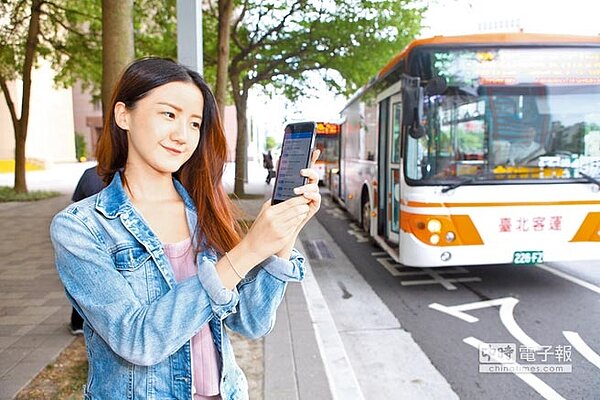 北市民眾可以透過「跳蛙公車APP」提案通勤專車路線，只要達到20人連署、購票目標，路線就可開通營運。（張立勳攝）