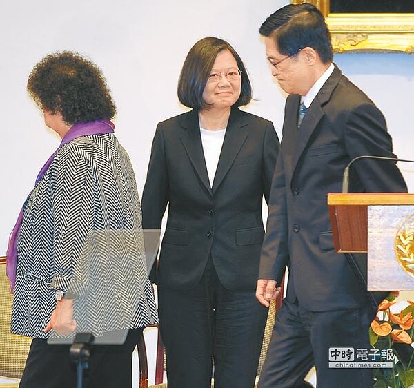 行政院昨拍板軍公教年改7月1日同時上路，蔡英文總統（中）21日舉行記者會，邀請陪同出席的總統府祕書長陳菊（左）、國防部長嚴德發（右）入座。（季志翔攝）