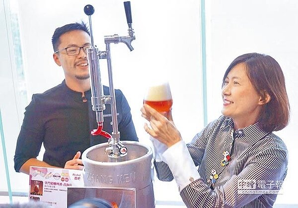 高市觀光局搶救觀光大作戰,舉辦「來高雄乾杯」等夏日系列,盼提升旅遊人潮及住宿率。(柯宗緯攝)