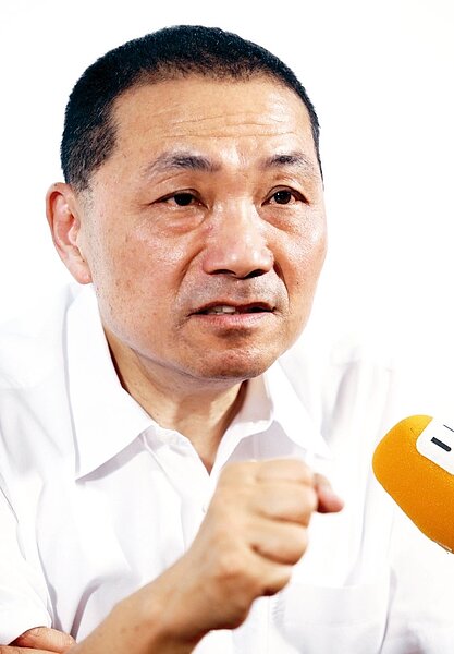 國民黨新北市長參選人侯友宜接受聯合報系專訪說,民進黨用抹黑戰希望一舉將他擊潰。 記者杜建重/攝影