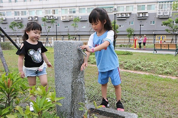 新北鳳祥公園隱身在工廠包圍的住宅區內，沒有設計廁所但有簡易洗手的地方。 記者王敏旭／攝影