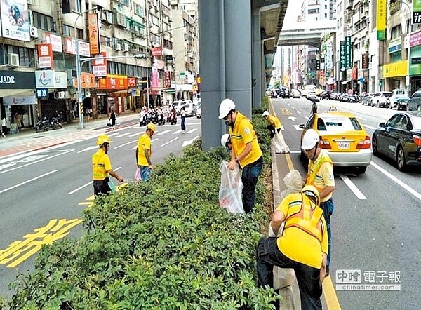 安全島常遭缺乏公德心的駕駛人或乘客亂丟垃圾，清潔人員必須冒著危險穿越車陣前往打掃。（張立勳翻攝）