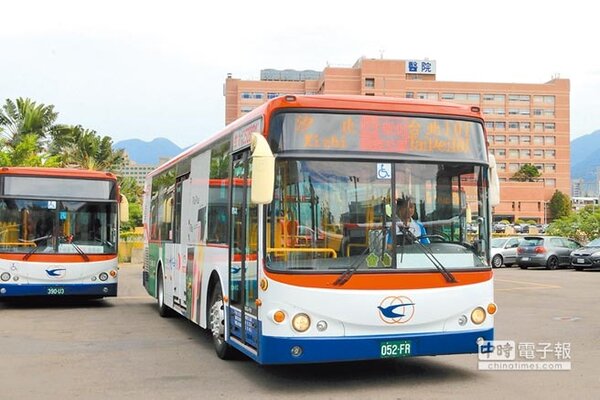 新北市26日再新增由中興巴士營運的「汐止－台北101」的跳蛙公車，約可省20到30分通勤時間。（葉德正翻攝）