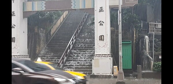 基隆市信二路上中正公園階梯因瞬間降下大雨而出現小瀑布。記者賴郁薇／攝影 