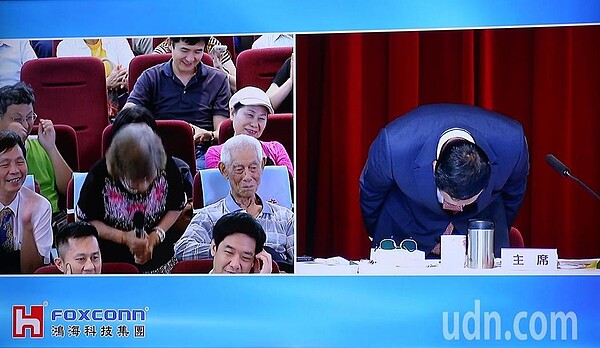 一位老太太在鴻海股東會上發言向郭台銘道歉,她說,發言指責郭董的是她90多歲的先生,她要向郭董道歉,說完她三鞠躬向郭董致歉,郭董看到老太太鞠躬,連忙起身也深深鞠躬致歉。記者杜建重/翻攝