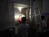 影／基隆大雷雨多處疑雷擊停電　市府員工受困電梯獲救