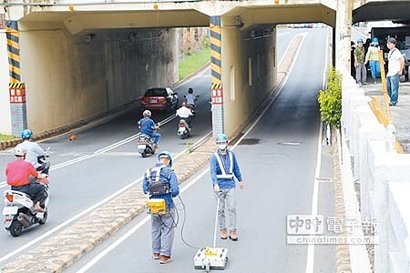 
豪雨造成台南市區道路、地下道連破3洞4傷，台南市政府工務局22日啟動透地雷達。（曹婷婷攝）
 