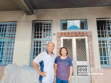 
雲林縣台西鄉民丁志文（左）現居房子土地是阿公留下的，卻因相關單位誤植被「被遺失」70多年。（許素惠攝）
 