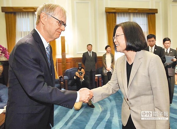 蔡英文總統22日在總統府，接見華府智庫「布魯金斯研究院」學者團，與前美國在台協會主席卜睿哲（左）握手致意。（中央社）