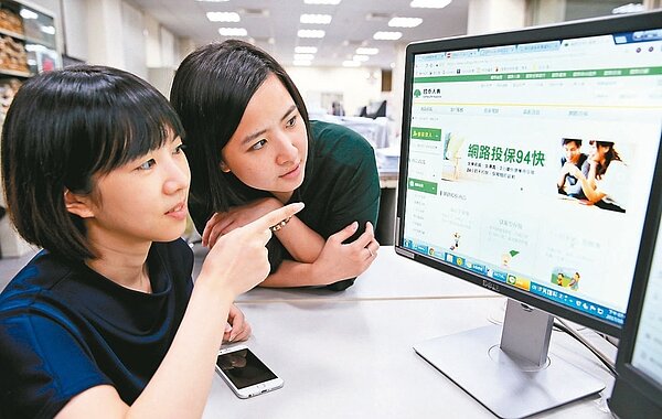 社會新鮮人領到人生第一份薪水，投保基礎保險，可將風險轉嫁，建構完善的財務防護網。 圖／聯合報系資料照片