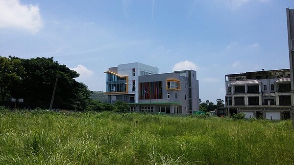 楊梅區永揚綜合社會福利中心遠望很顯眼,市府希望營造附近社區「大客廳」的感覺。記者鄭國樑/攝影