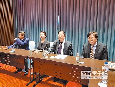 
京城董事長蔡天贊（右二）臨時召集董監事，討論並決議增發現金股息2元。圖／顏瑞田
 