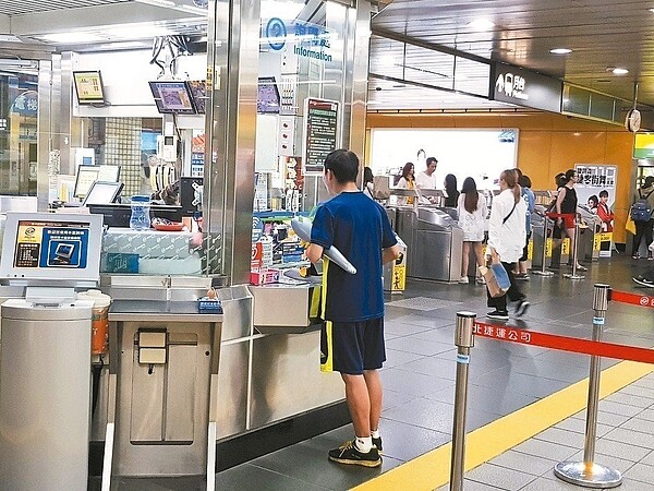 雙北市政府推出1280元30天「吃到飽」定期票，下學期開學前，國中以上學生憑學生卡也能購買。 記者翁浩然／攝影