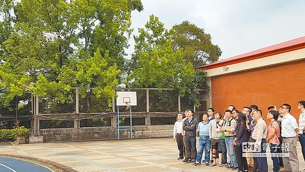 北市大地處引進空拍機協助山坡地開發巡查，成效不錯，為加強巡查員操作空拍機熟練度，定期安排講師傳授空拍機使用技巧。（大地處提供）